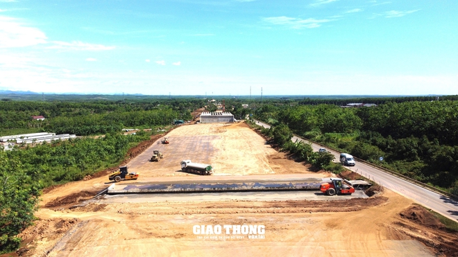 Vướng mặt bằng thi công cao tốc Vạn Ninh - Cam Lộ: Nhà thầu gặp khó, chủ đầu tư quyết liệt vào cuộc tháo gỡ- Ảnh 10.