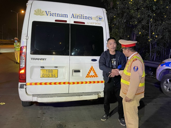 Cục CSGT khuyến cáo cách phòng tránh TNGT khi xe bất ngờ gặp sự cố trên cao tốc- Ảnh 4.