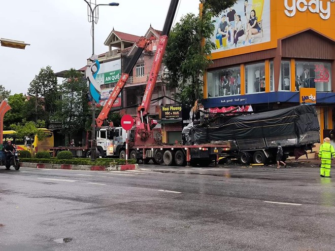 Video: Cận cảnh xe tải va chạm cực mạnh xe khách đang chở 30 người tại Hà Tĩnh- Ảnh 3.