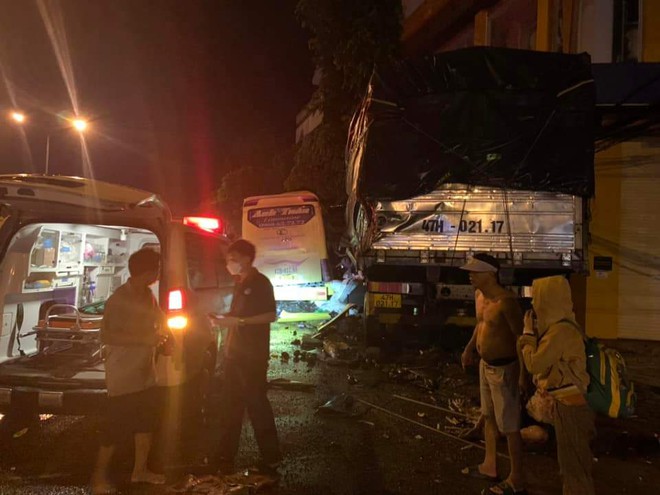 Video: Cận cảnh xe tải va chạm cực mạnh xe khách đang chở 30 người tại Hà Tĩnh- Ảnh 1.