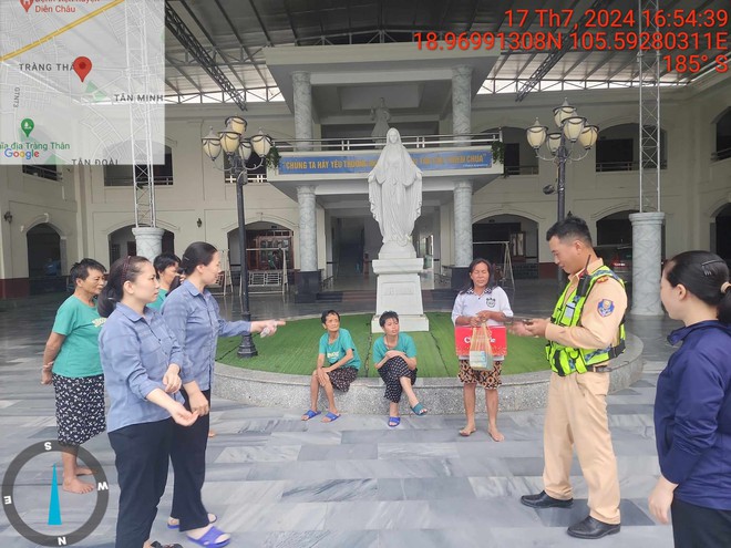 Phát hiện người phụ nữ tâm thần đi lạc trên cao tốc- Ảnh 2.