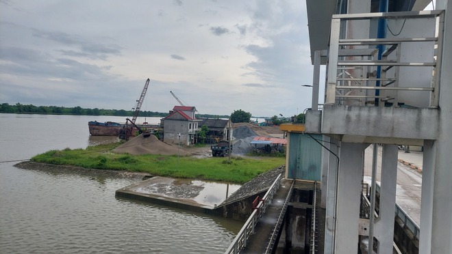 Nhiều cảng, bến thủy 