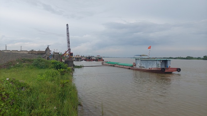 Nhiều cảng, bến thủy 