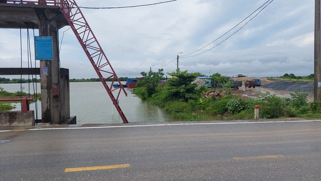 Nhiều cảng, bến thủy 