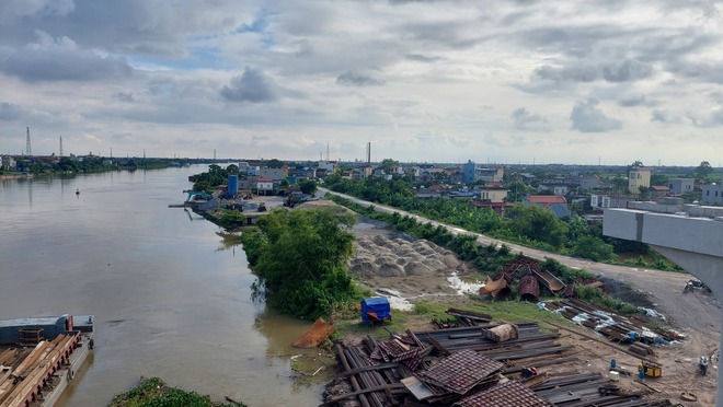 Nhiều cảng, bến thủy 