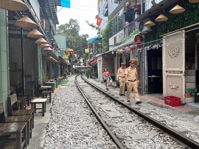 Liên ngành ký cam kết đảm bảo ATGT cho hàng trăm hộ dân phố 