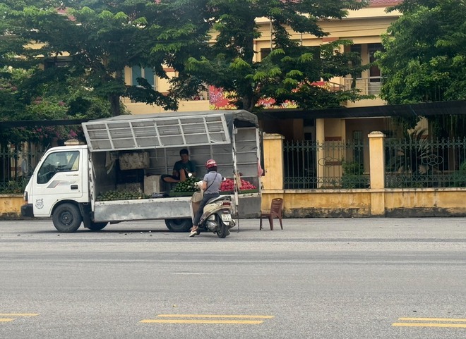 Xe dù bến cóc, bán hàng rong 