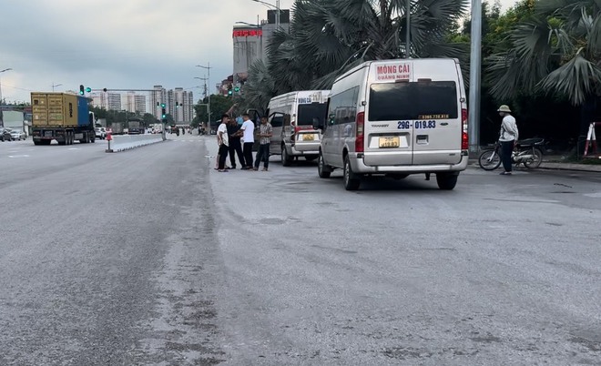 Xe dù bến cóc, bán hàng rong 