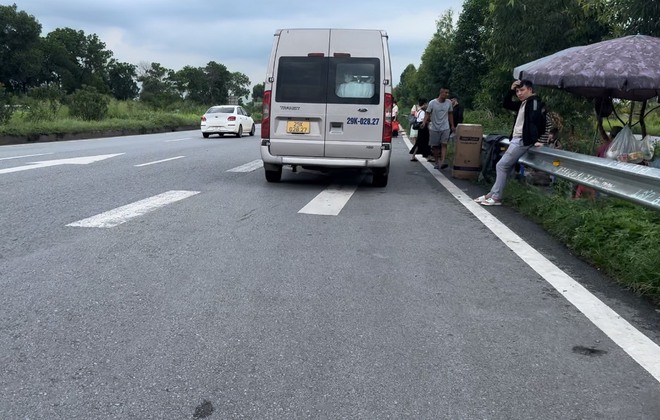 Xe dù bến cóc, bán hàng rong 