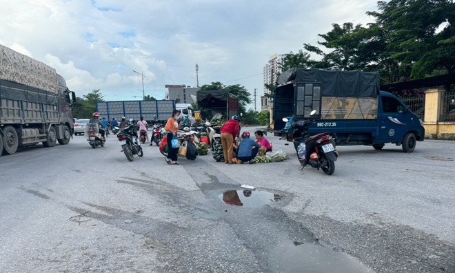 Xe dù bến cóc, bán hàng rong 