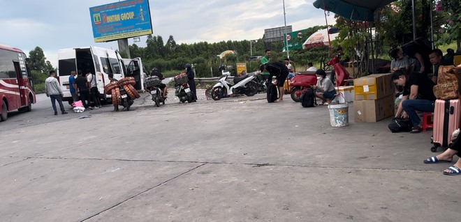 Xe dù bến cóc, bán hàng rong 