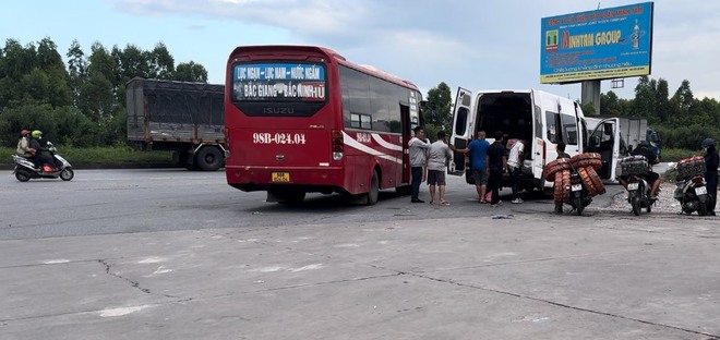 Xe dù bến cóc, bán hàng rong 