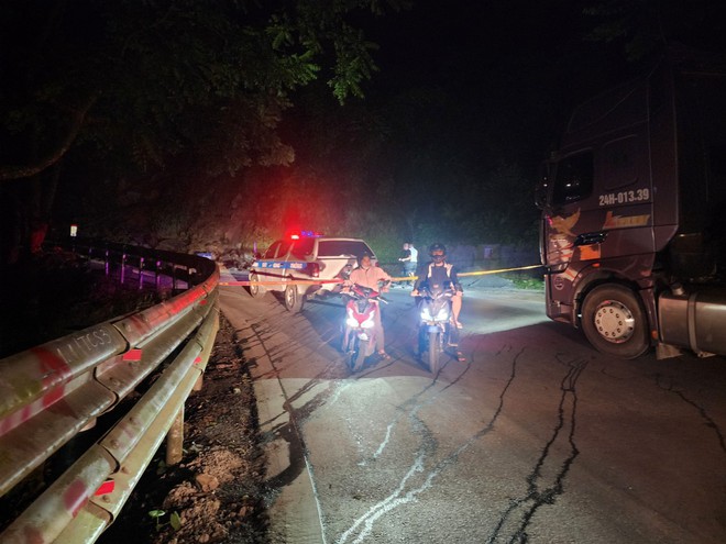 Cận cảnh sạt lở trên QL4D đoạn TP. Lào Cai- Ảnh 1.