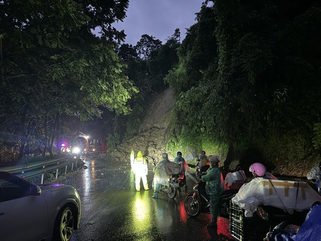 Video CSGT bám đường đảm bảo giao thông trong mưa bão- Ảnh 7.