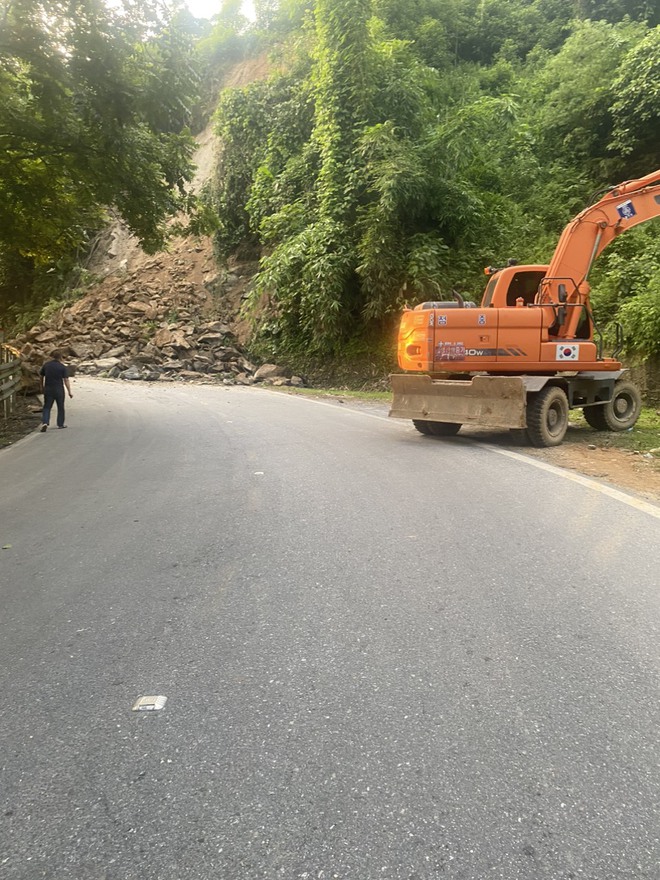 Video CSGT bám đường đảm bảo giao thông trong mưa bão- Ảnh 8.