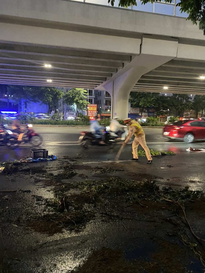 Video CSGT Hà Nội kịp thời dọn vết dầu loang dài 100m trên đường Phạm Văn Đồng - Ảnh 4.