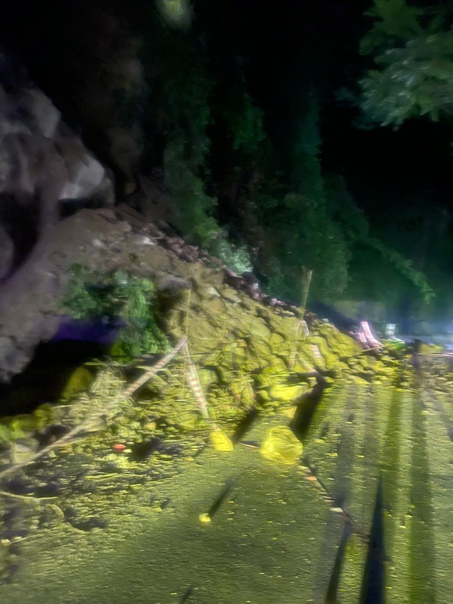 Video CSGT bám đường đảm bảo giao thông trong mưa bão- Ảnh 4.