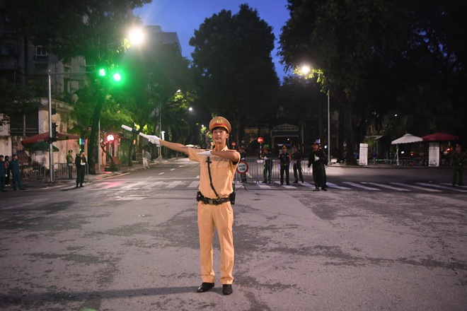 Thầm lặng đảm bảo ATGT ngày Quốc tang Tổng Bí thư Nguyễn Phú Trọng- Ảnh 2.