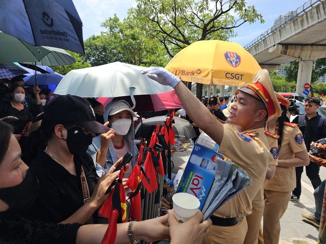 Kìm nén cảm xúc để hoàn thành nhiệm vụ vinh dự, tự hào- Ảnh 13. Kìm nén cảm xúc để hoàn thành nhiệm vụ vinh dự, tự hào- Ảnh 13.