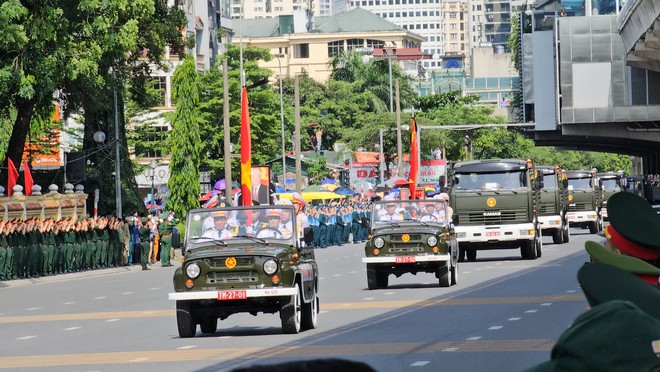 Kìm nén cảm xúc để hoàn thành nhiệm vụ vinh dự, tự hào- Ảnh 8. Kìm nén cảm xúc để hoàn thành nhiệm vụ vinh dự, tự hào- Ảnh 8.