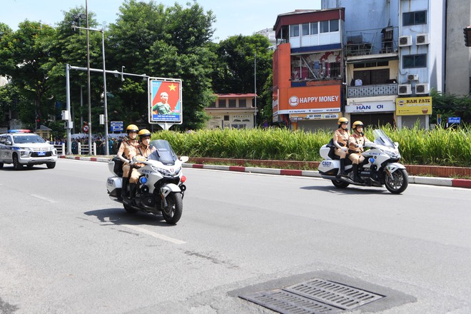 Kìm nén cảm xúc để hoàn thành nhiệm vụ vinh dự, tự hào- Ảnh 6. Kìm nén cảm xúc để hoàn thành nhiệm vụ vinh dự, tự hào- Ảnh 6.