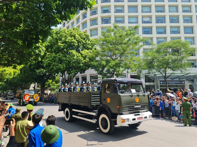 Kìm nén cảm xúc để hoàn thành nhiệm vụ vinh dự, tự hào- Ảnh 3. Kìm nén cảm xúc để hoàn thành nhiệm vụ vinh dự, tự hào- Ảnh 3.