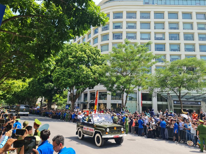 Kìm nén cảm xúc để hoàn thành nhiệm vụ vinh dự, tự hào- Ảnh 1. Kìm nén cảm xúc để hoàn thành nhiệm vụ vinh dự, tự hào- Ảnh 1.