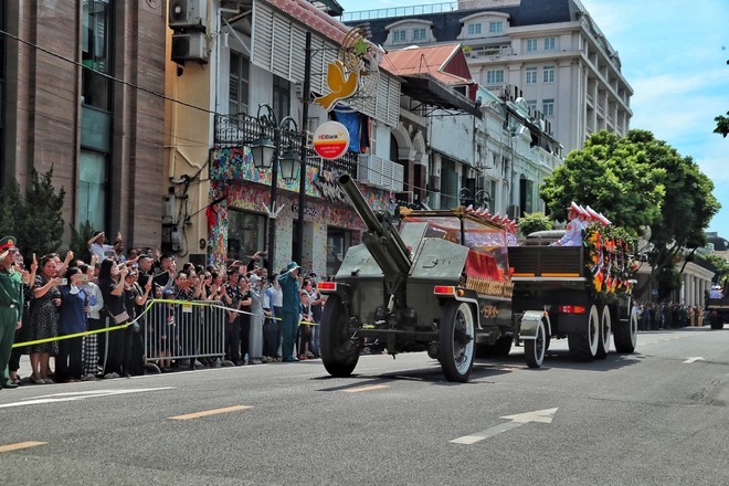 Kìm nén cảm xúc để hoàn thành nhiệm vụ vinh dự, tự hào- Ảnh 9. Kìm nén cảm xúc để hoàn thành nhiệm vụ vinh dự, tự hào- Ảnh 9.