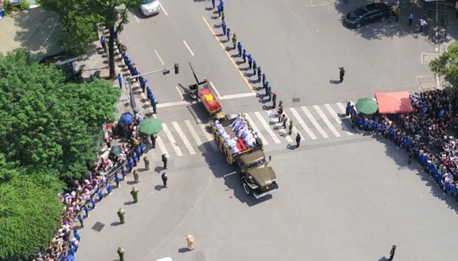 Kìm nén cảm xúc để hoàn thành nhiệm vụ vinh dự, tự hào- Ảnh 2. Kìm nén cảm xúc để hoàn thành nhiệm vụ vinh dự, tự hào- Ảnh 2.