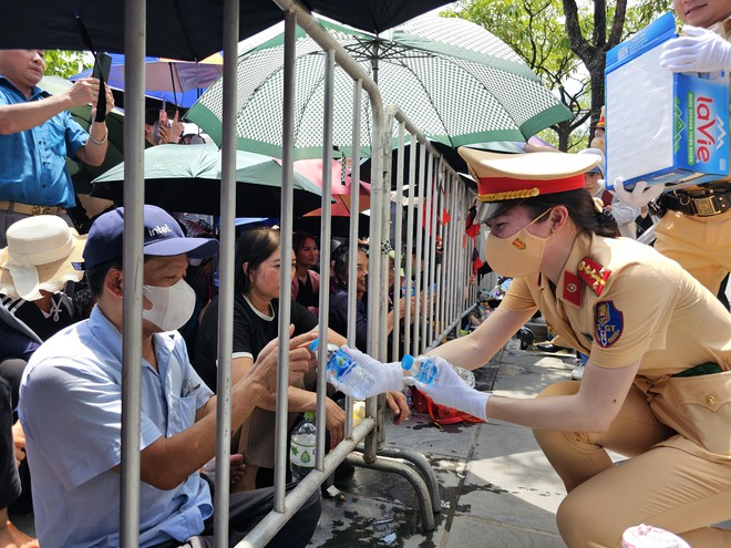 Kìm nén cảm xúc để hoàn thành nhiệm vụ vinh dự, tự hào- Ảnh 14. Kìm nén cảm xúc để hoàn thành nhiệm vụ vinh dự, tự hào- Ảnh 14.