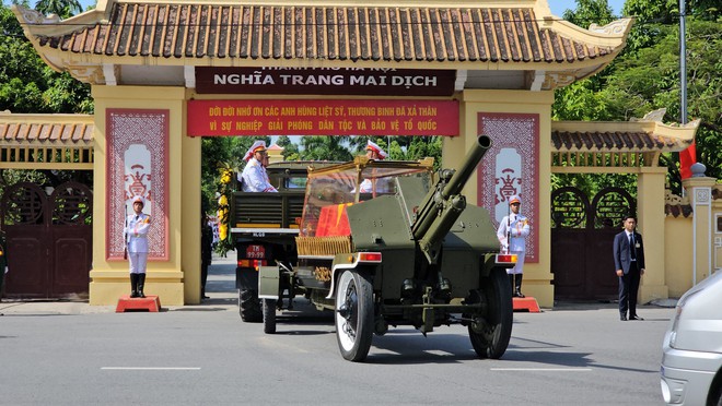 Kìm nén cảm xúc để hoàn thành nhiệm vụ vinh dự, tự hào- Ảnh 7. Kìm nén cảm xúc để hoàn thành nhiệm vụ vinh dự, tự hào- Ảnh 7.