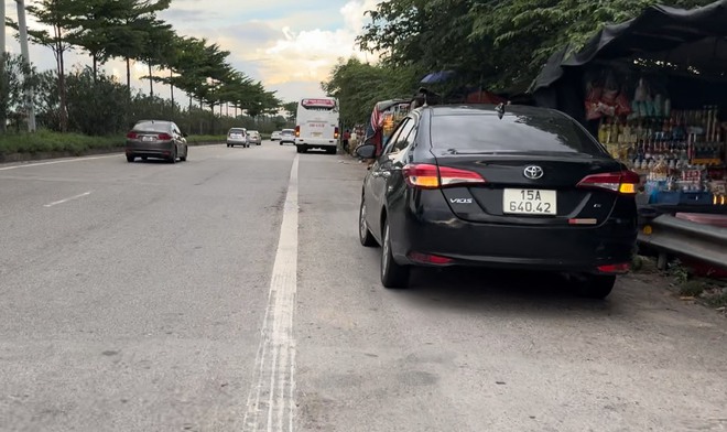 Quốc lộ 18 vẫn tồn tại việc buôn bán ngay lòng đường- Ảnh 3.