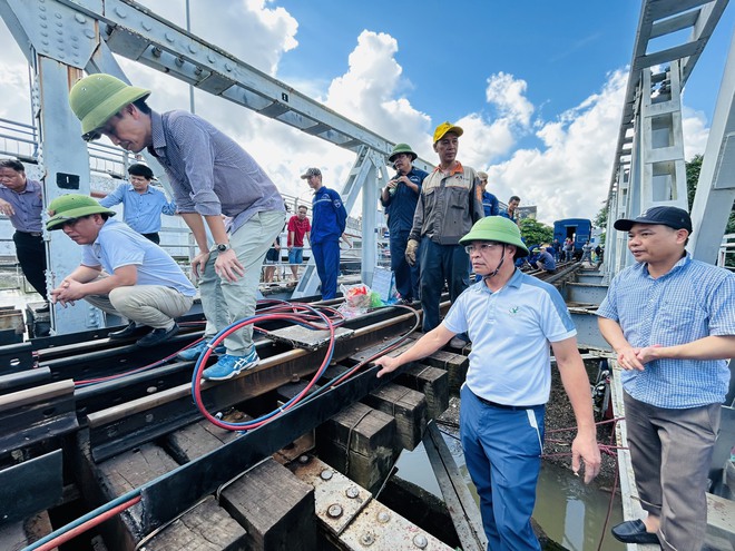 Tàu thủy đâm vào gầm cầu Tam Bạc làm gián đoạn vận tải đường sắt- Ảnh 1.