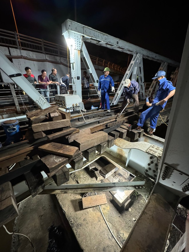 Tàu thủy đâm vào gầm cầu Tam Bạc làm gián đoạn vận tải đường sắt- Ảnh 2.