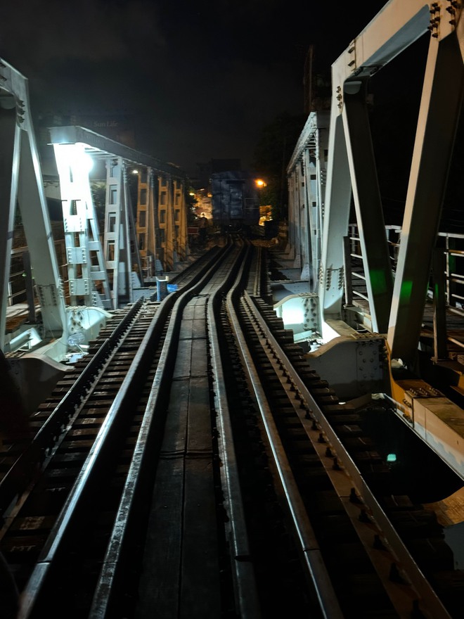 Tàu thủy đâm vào gầm cầu Tam Bạc làm gián đoạn vận tải đường sắt- Ảnh 3.