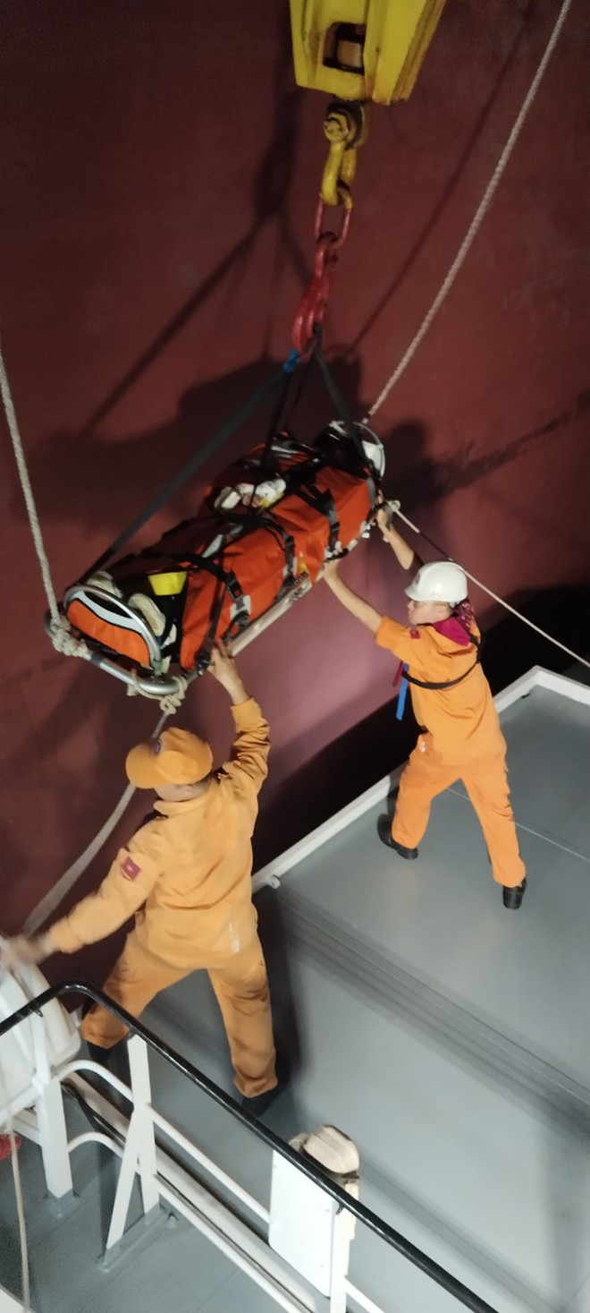 Cứu thuyền viên Trung Quốc tai nạn trên tàu chở dầu- Ảnh 4.