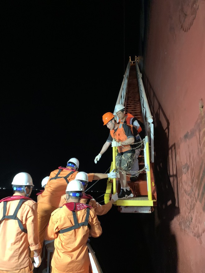 Cứu thuyền viên Trung Quốc tai nạn trên tàu chở dầu- Ảnh 3.