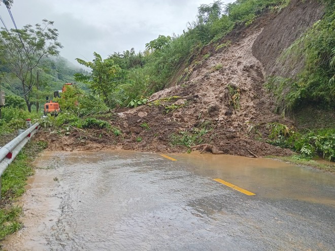 Trắng đêm đảm bảo giao thông, thông tuyến QL34 qua Cao Bằng- Ảnh 2. Trắng đêm đảm bảo giao thông, thông tuyến QL34 qua Cao Bằng- Ảnh 2.