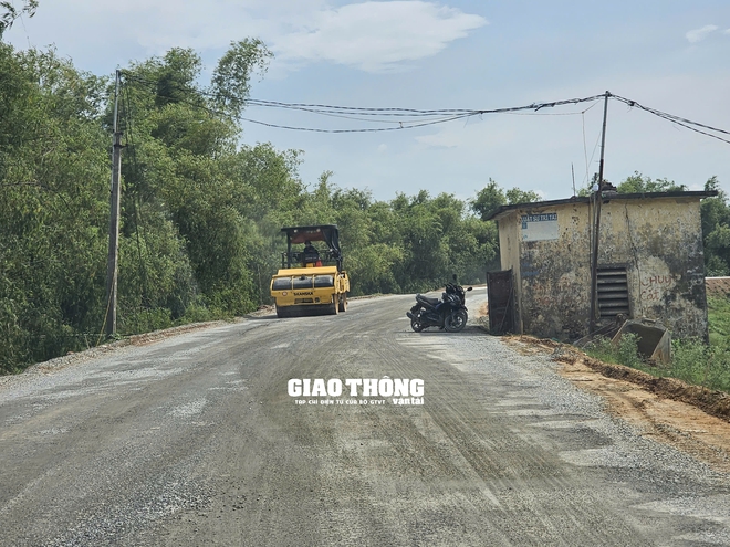 Chùm ảnh: Không đảm bảo ATGT vẫn thi công cải tạo đê Sông Hồng qua huyện Thường Tín  - Ảnh 8.
