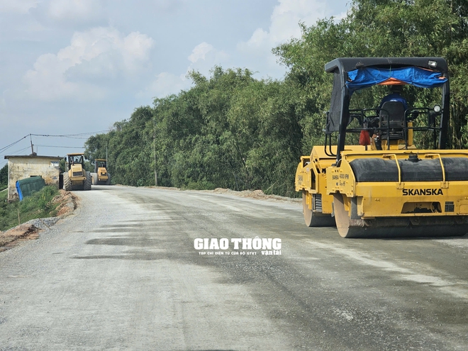 Chùm ảnh: Không đảm bảo ATGT vẫn thi công cải tạo đê Sông Hồng qua huyện Thường Tín  - Ảnh 9.