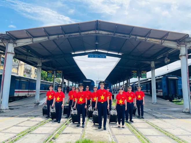 Chùm ảnh: Lễ 2/9, dòng người nườm nượp di chuyển bằng phương tiện tàu hỏa- Ảnh 17. Chùm ảnh: Lễ 2/9, dòng người nườm nượp di chuyển bằng phương tiện tàu hỏa- Ảnh 17.