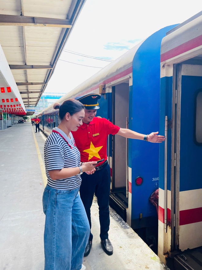 Chùm ảnh: Lễ 2/9, dòng người nườm nượp di chuyển bằng phương tiện tàu hỏa- Ảnh 12. Chùm ảnh: Lễ 2/9, dòng người nườm nượp di chuyển bằng phương tiện tàu hỏa- Ảnh 12.