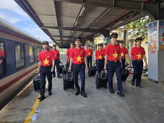 Chùm ảnh: Lễ 2/9, dòng người nườm nượp di chuyển bằng phương tiện tàu hỏa- Ảnh 14. Chùm ảnh: Lễ 2/9, dòng người nườm nượp di chuyển bằng phương tiện tàu hỏa- Ảnh 14.