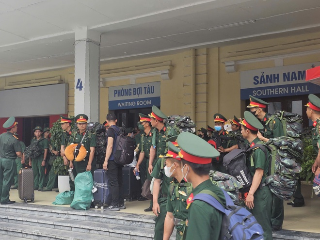 Chùm ảnh: Lễ 2/9, dòng người nườm nượp di chuyển bằng phương tiện tàu hỏa- Ảnh 13. Chùm ảnh: Lễ 2/9, dòng người nườm nượp di chuyển bằng phương tiện tàu hỏa- Ảnh 13.