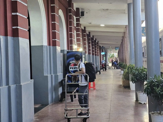 Chùm ảnh: Lễ 2/9, dòng người nườm nượp di chuyển bằng phương tiện tàu hỏa- Ảnh 15. Chùm ảnh: Lễ 2/9, dòng người nườm nượp di chuyển bằng phương tiện tàu hỏa- Ảnh 15.