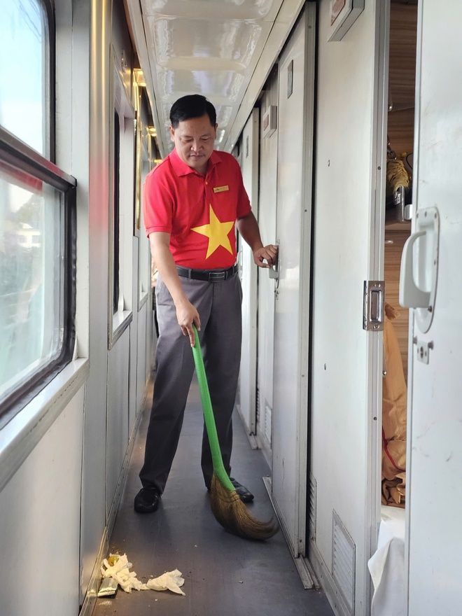 Chùm ảnh: Lễ 2/9, dòng người nườm nượp di chuyển bằng phương tiện tàu hỏa- Ảnh 6. Chùm ảnh: Lễ 2/9, dòng người nườm nượp di chuyển bằng phương tiện tàu hỏa- Ảnh 6.