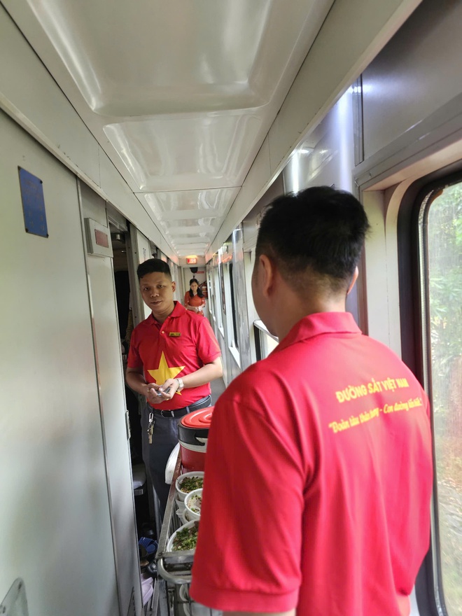 Chùm ảnh: Lễ 2/9, dòng người nườm nượp di chuyển bằng phương tiện tàu hỏa- Ảnh 5. Chùm ảnh: Lễ 2/9, dòng người nườm nượp di chuyển bằng phương tiện tàu hỏa- Ảnh 5.