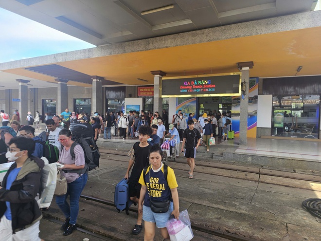 Chùm ảnh: Lễ 2/9, dòng người nườm nượp di chuyển bằng phương tiện tàu hỏa- Ảnh 18. Chùm ảnh: Lễ 2/9, dòng người nườm nượp di chuyển bằng phương tiện tàu hỏa- Ảnh 18.