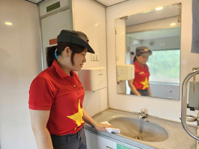 Chùm ảnh: Lễ 2/9, dòng người nườm nượp di chuyển bằng phương tiện tàu hỏa- Ảnh 7. Chùm ảnh: Lễ 2/9, dòng người nườm nượp di chuyển bằng phương tiện tàu hỏa- Ảnh 7.