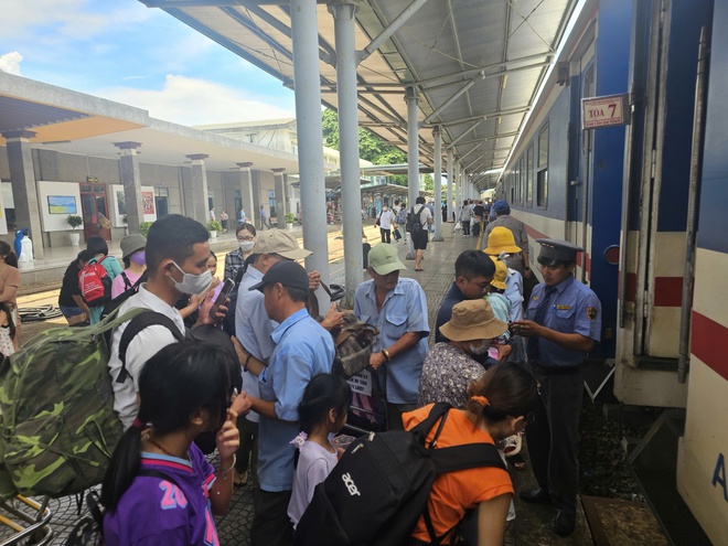 Chùm ảnh: Lễ 2/9, dòng người nườm nượp di chuyển bằng phương tiện tàu hỏa- Ảnh 19. Chùm ảnh: Lễ 2/9, dòng người nườm nượp di chuyển bằng phương tiện tàu hỏa- Ảnh 19.